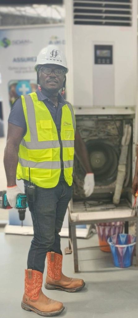 Technicien IEG devant une unité de traitement d'air