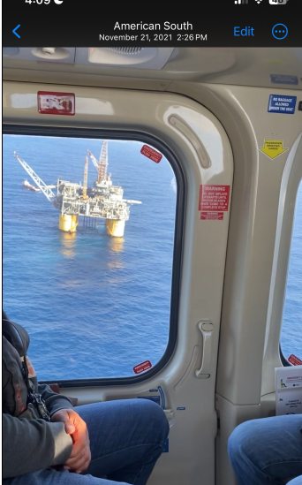 Vue hélicoptère vers plateforme offshore