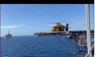 Hélicoptère jaune sur hélipad offshore