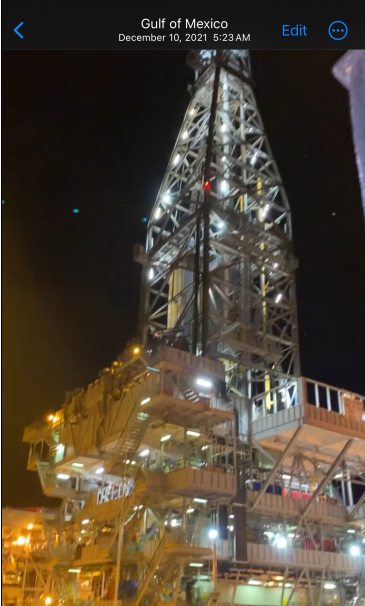 Derrick offshore de nuit — Golfe du Mexique