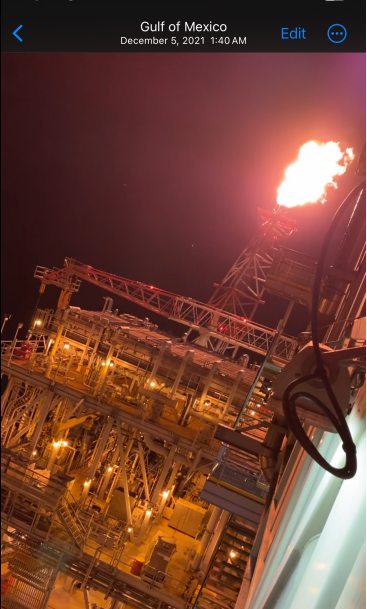 Plateforme offshore de nuit avec flare